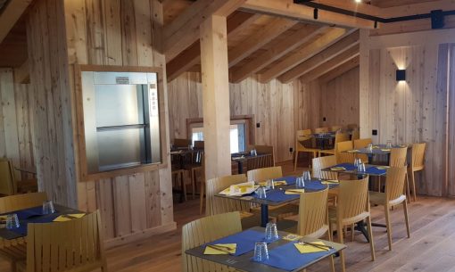 Monte plats dans un restaurant